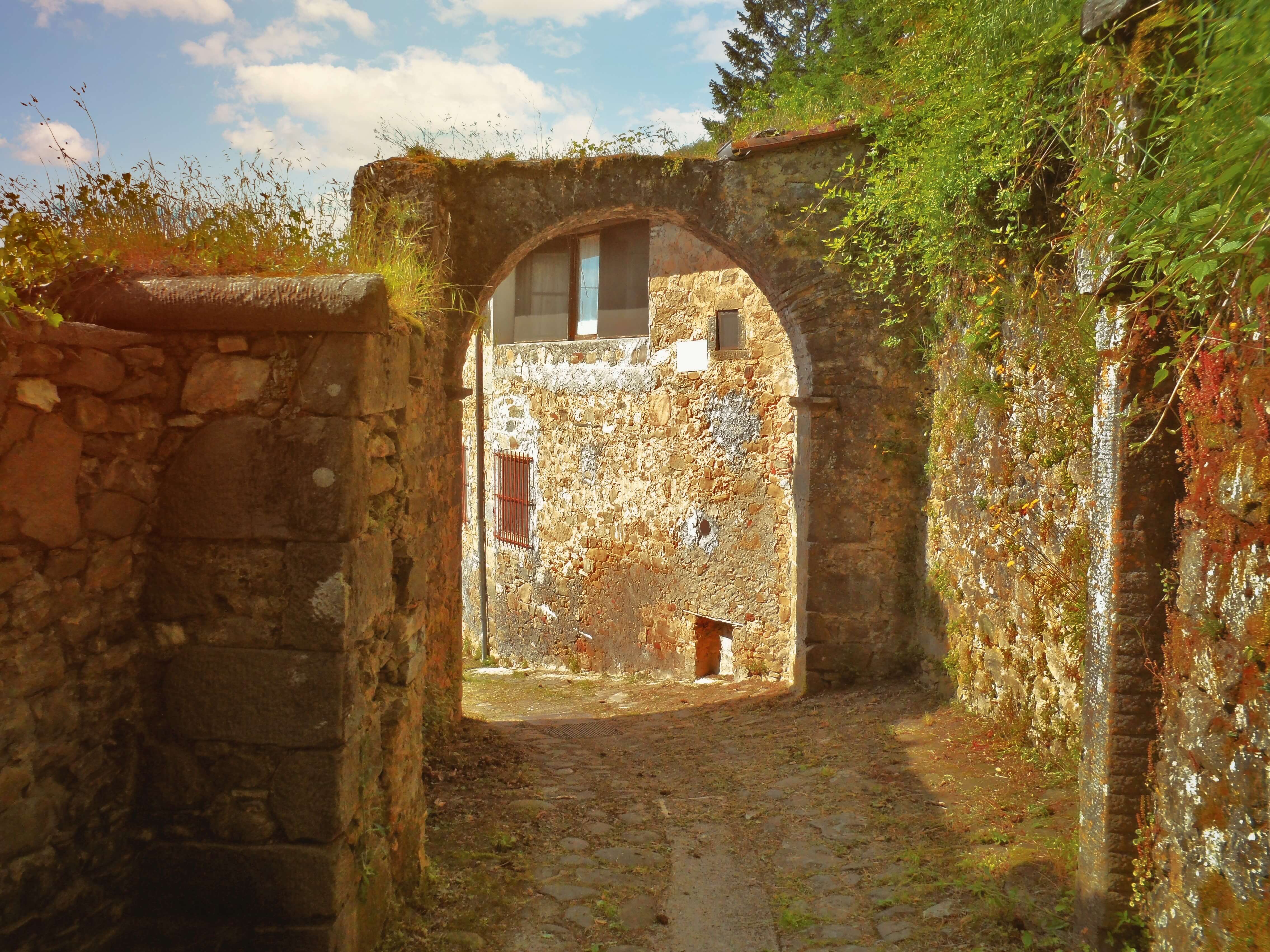 Arco storico di Villa Raffaelli a Fosciandora